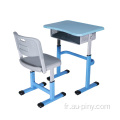 Table et chaises d'étudiants de classe universitaire avec rangement